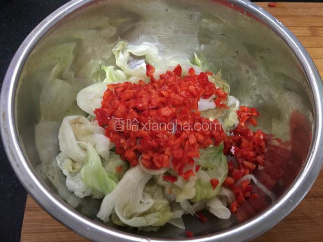 红椒倒入生菜里,加入盐,鸡精,五香粉,白醋,酱油,香油拌匀即可