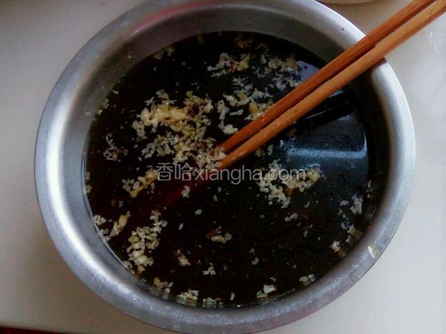 煮肉的汤倒出来备用