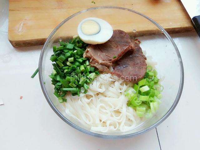控净水，碗里留面，加入韭菜，聪碎，鸡蛋和切好的牛肉片