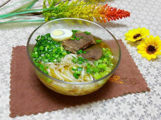 一碗鲜香嫩滑的牛肉面就做好了