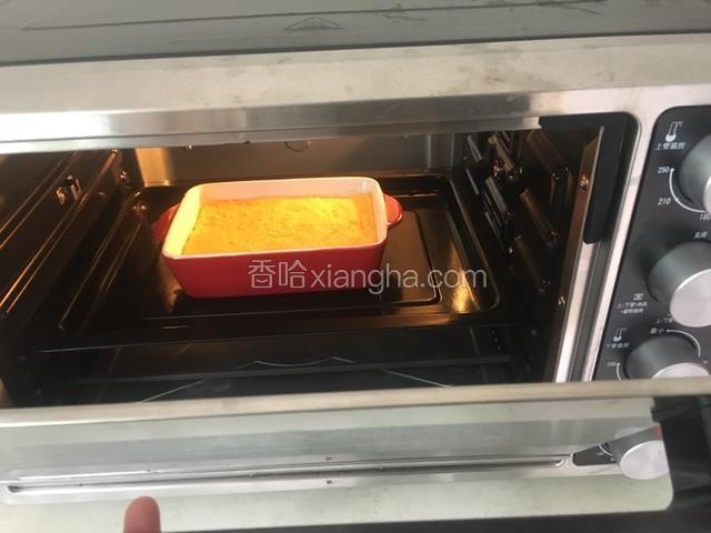 用刮刀磨平，放入预热好的烤箱中，180度15分钟左右，看见表面泛起微黄色就可以了