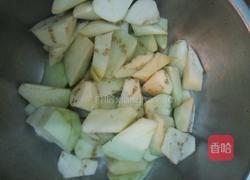 蒜蓉酱香烧茄子的做法图解1