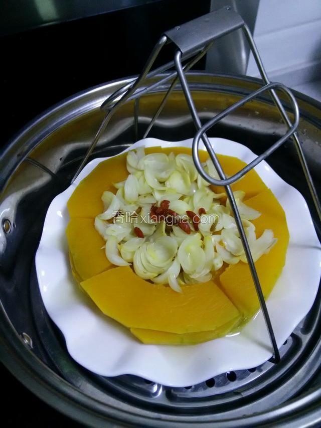 蒸好了，用夹子夹岀就可食用了！