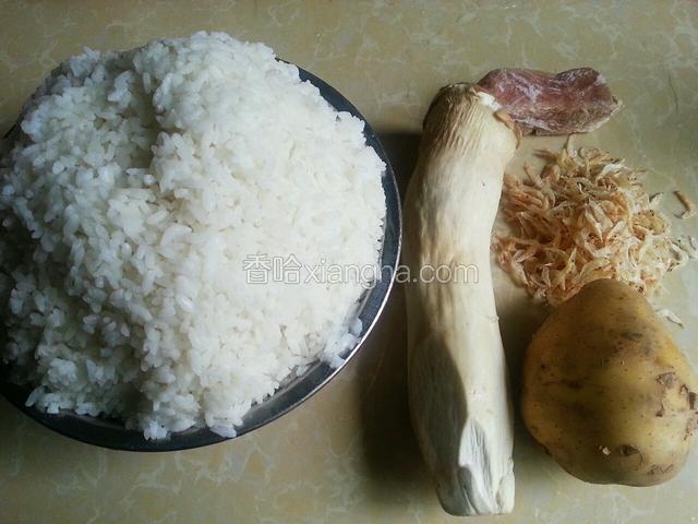 准备好米饭（米饭其实只用了1/3，够我家四个人吃），杏鲍菇，猪肉，土豆，虾皮