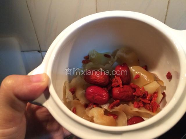 洗净花胶表面，如果鱼油鱼血需洗净（去腥的关键），然后放入泡过冷水的红枣枸杞，炖2-3小时