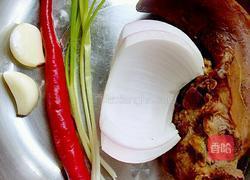 洋葱拌口条的做法图解1