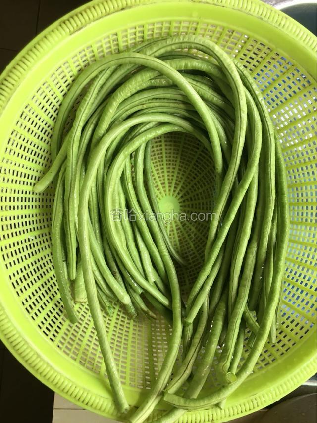 买来的豆角去掉两头，然后洗净沥干水分