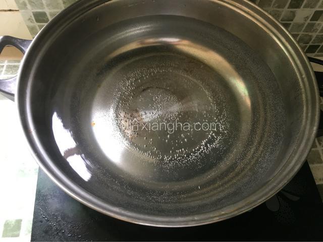 锅中放入一锅水，烧开