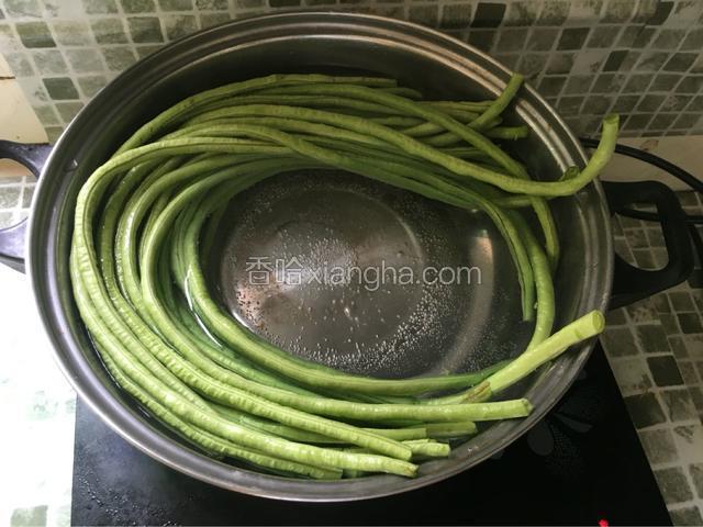 把豆角放进去煮2分钟，加入适量的盐