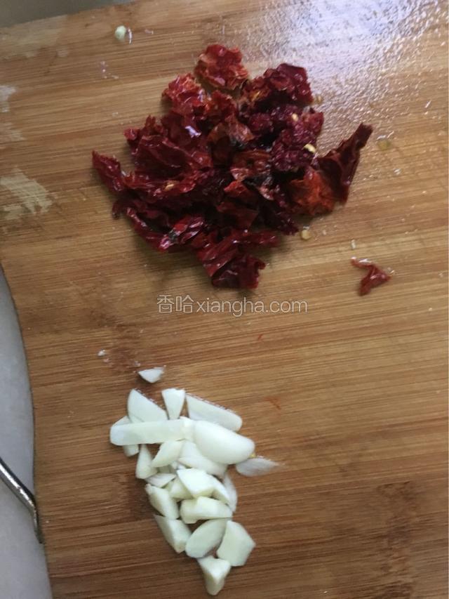 辣椒和蒜切好