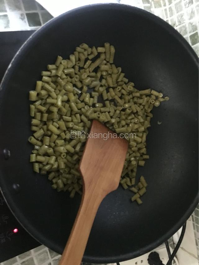 锅中先不要放油把酸豆角先炒干水分然后盛出