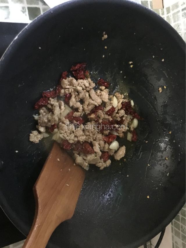 锅中放入油，油热后把瘦肉放去炒然后把干辣椒和蒜一起放去炒