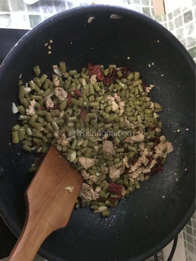 接着把酸豆角放去一起炒