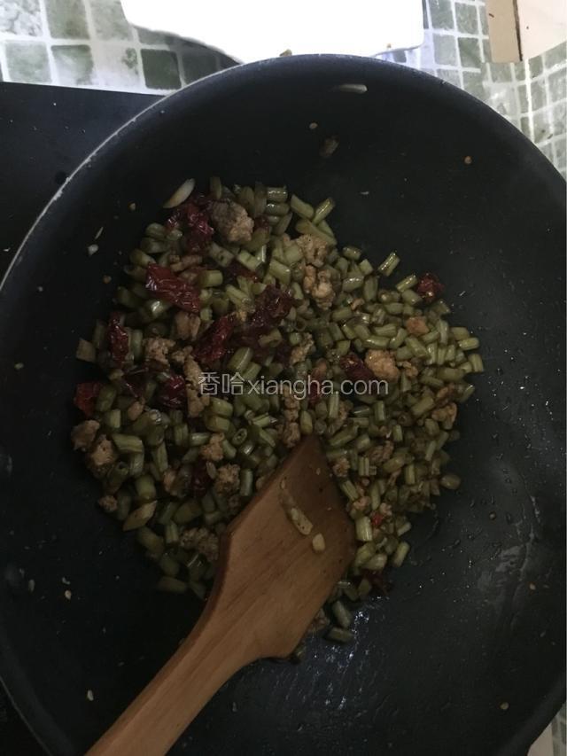 加入适量的盐翻炒，炒至熟即可