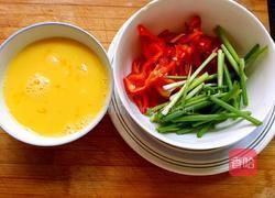 红椒炒鸡蛋的做法图解1