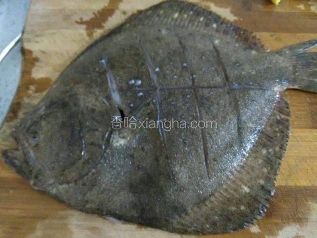 洗干净，在上下两面都划几条口子