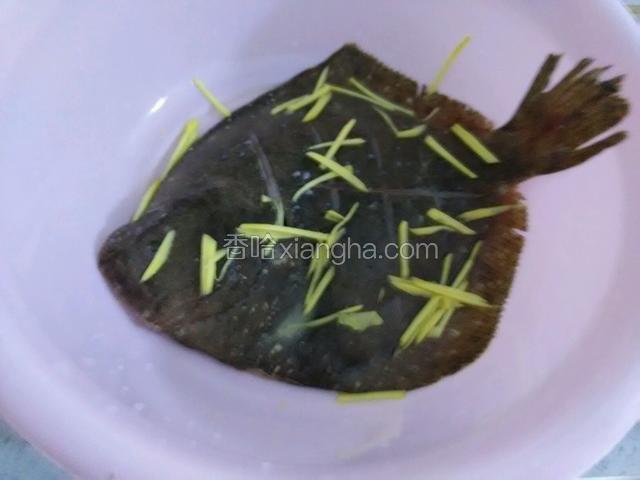 将多宝鱼均匀撒上盐放些姜丝料酒，先腌10分钟