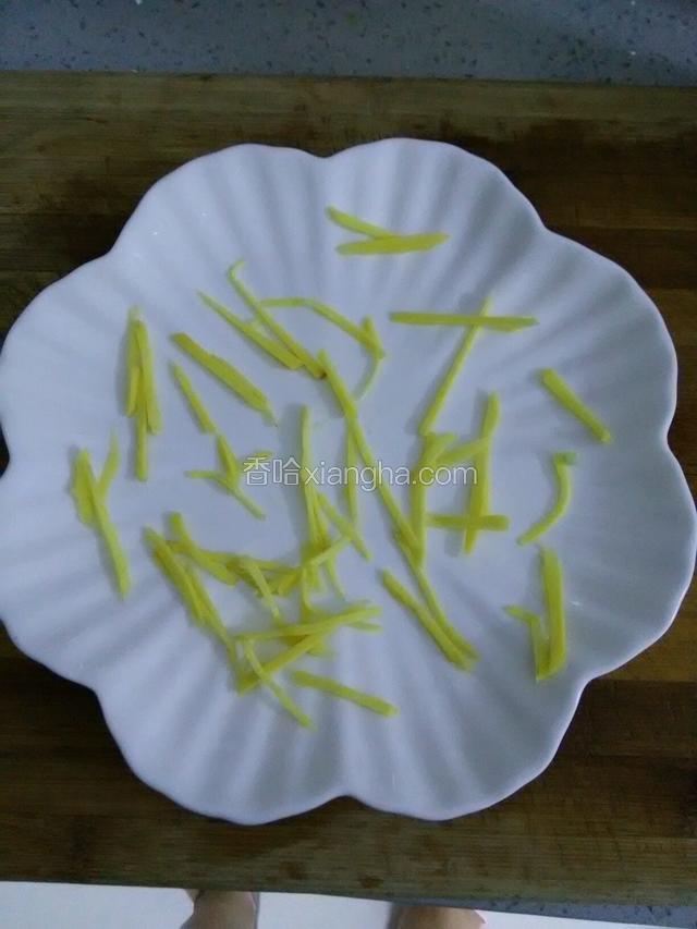 准备好盘子，均匀铺上姜丝