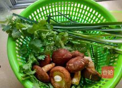 木耳香菇饺子的做法图解2