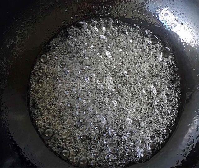 冰糖熬制我现在这样，冰糖融化后不要搅拌，这种淡黄色时候放入圣女果
