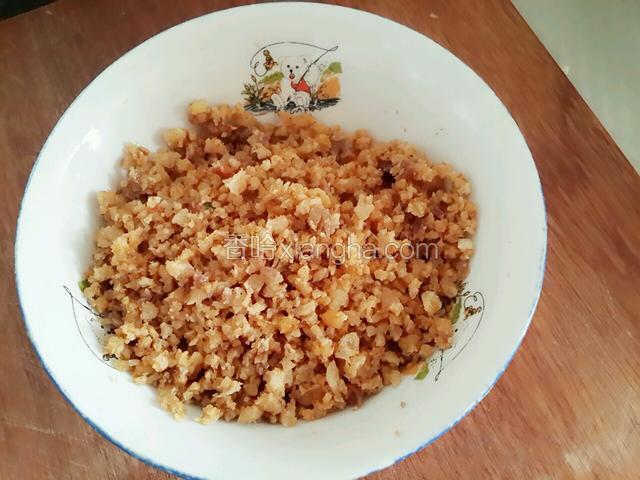 这是我自己做的油梭子。切的碎一点比较好。