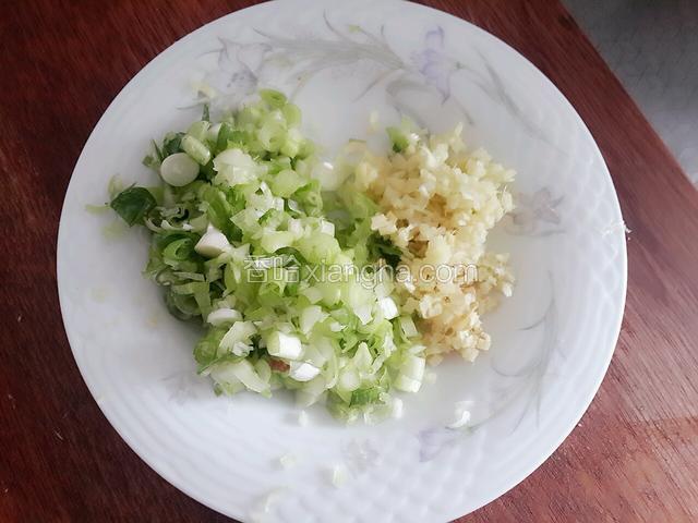 葱姜切碎。