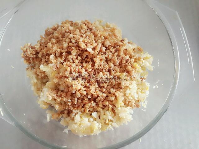 把酸菜馅和油梭子放在一大碗里。