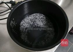 黑米大米粥的做法图解2