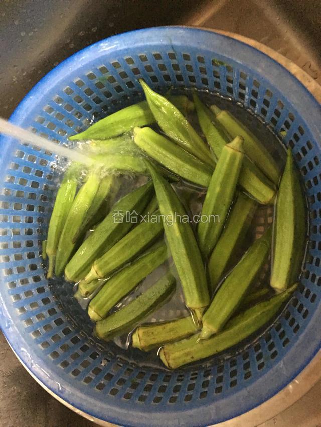 秋葵清水冲洗干净；