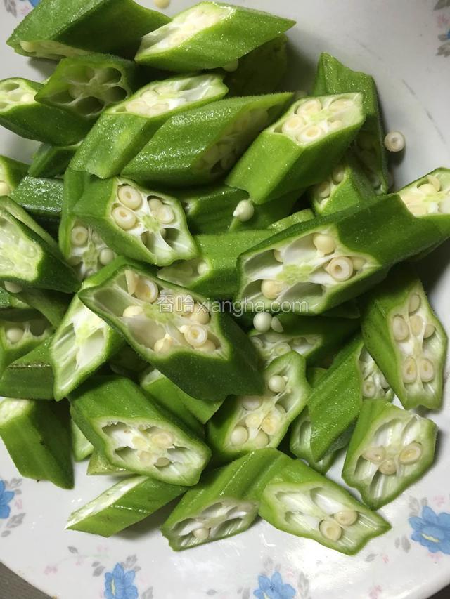 用刀切成小段；