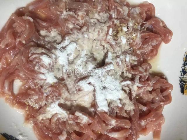 肉丝用盐，料酒，淀粉抓均匀；