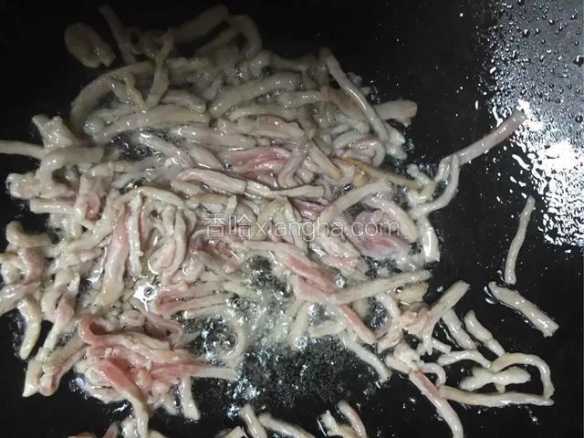 肉丝入油锅划油煸炒；