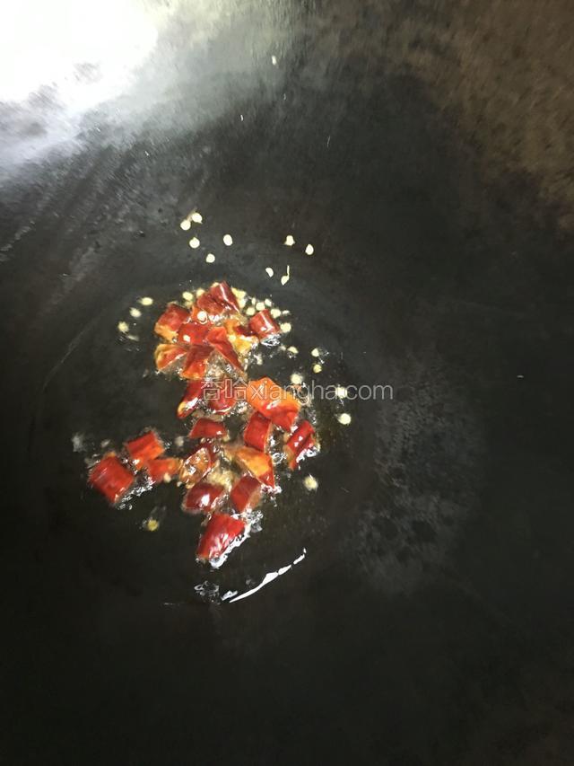 锅内留余油加入干辣椒煸炒；