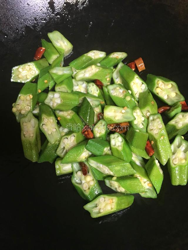 秋葵入锅翻炒；