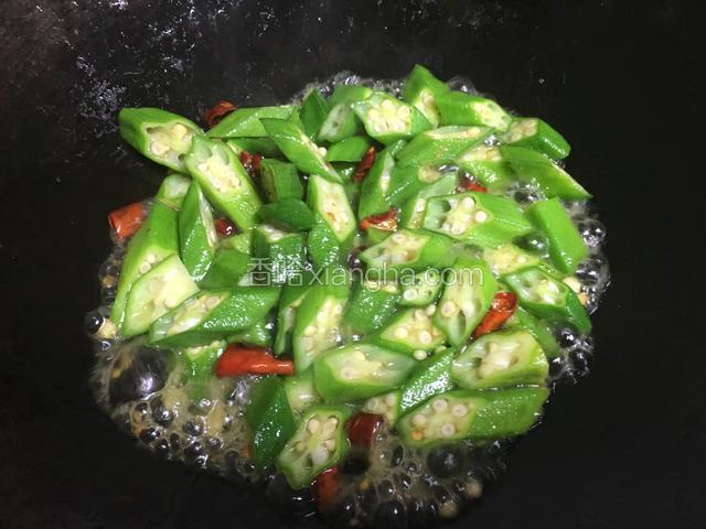 加入适量清水，盐，鸡精调味；