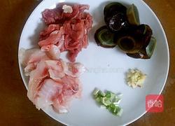 瘦肉鱼片皮蛋汤的做法图解2