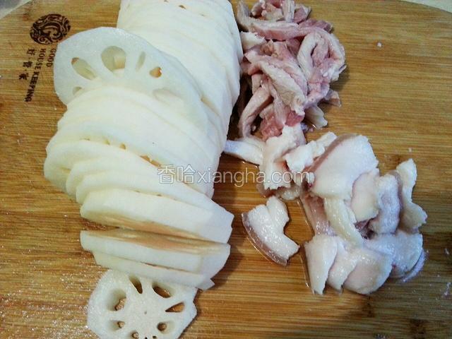 猪肉化冻洗净切条，藕去皮切片