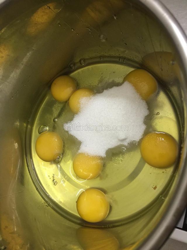 鸡蛋加糖搅拌均匀.不要用力