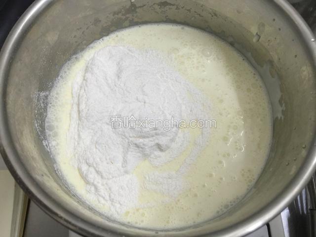 加入低粉.搅拌.会有颗粒泡一会再搅一搅