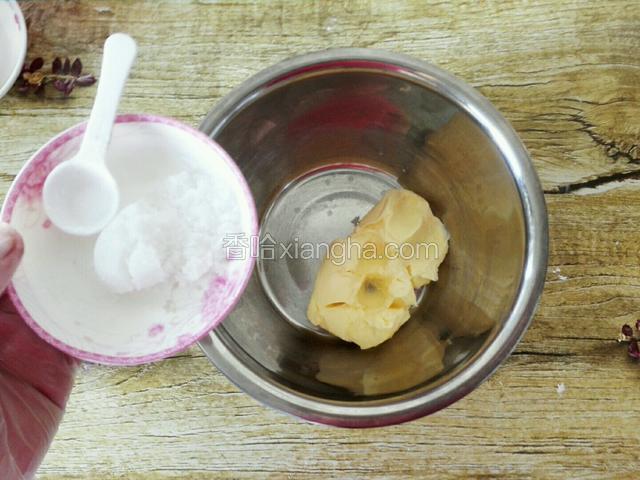 然后把黄油倒入盆中，加入白糖和盐。