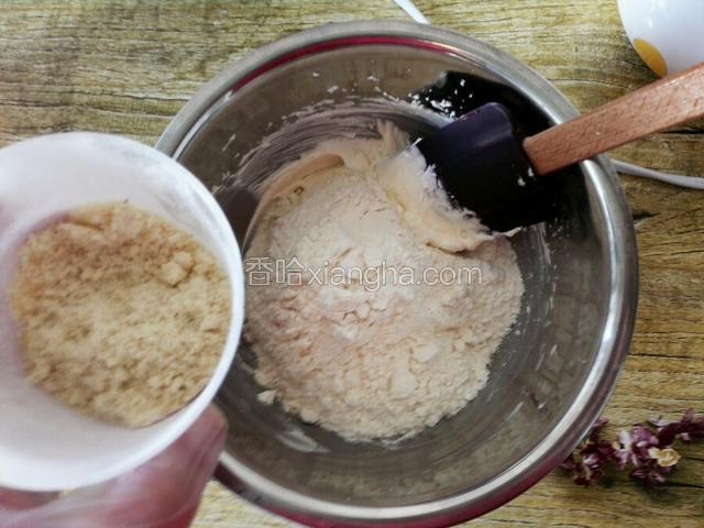 在加入杏仁粉，用刮刀拌匀成团。