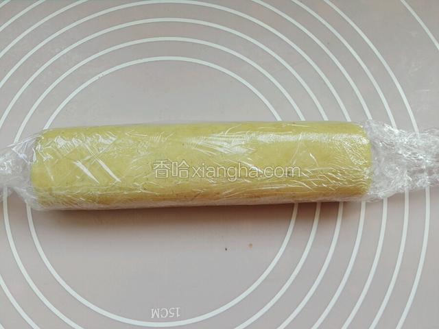 这时在面板铺上保鲜膜，包上饼干条，入冰箱冷冻30分钟。