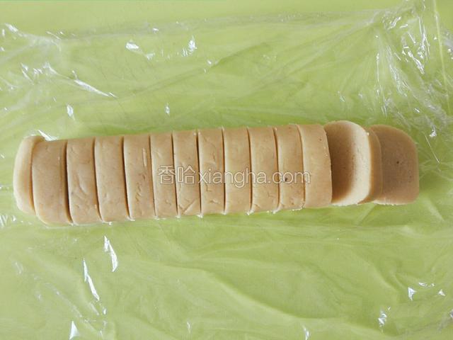 冷冻后从冰箱拿出，切成0.6厘米厚饼干块。
