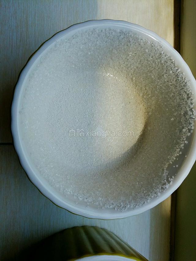 在所有程序开始前，先把舒芙蕾杯处理一下，均匀涂抹黄油，再用细砂糖滚一圈让杯壁均匀沾满沙糖（天气热我放进冰箱冷藏备用）。
