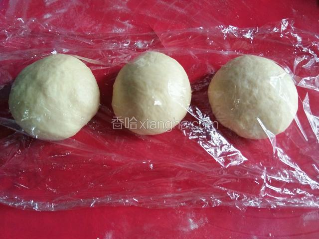 排气滚圆静置15分钟。