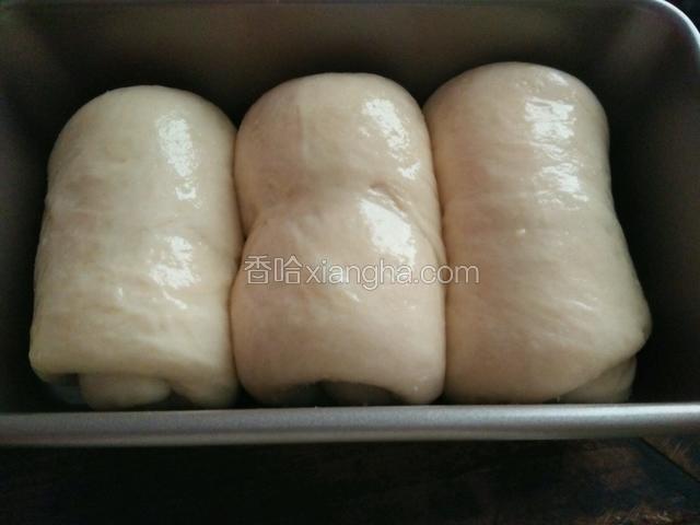 在烤箱里二次发酵到两倍大，自然发酵，里面放盆温水，有助于发酵和保持湿度。