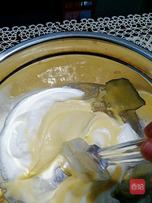 取三分之一蛋白加入蛋黄糊里快速切拌均匀，再将蛋黄糊倒入余下的三分之二蛋白中快速切拌均匀以免消泡。