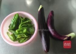 青椒炒茄子的做法图解1