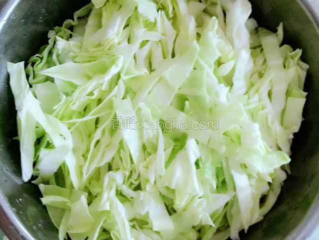 卷心菜洗净切丝备用。