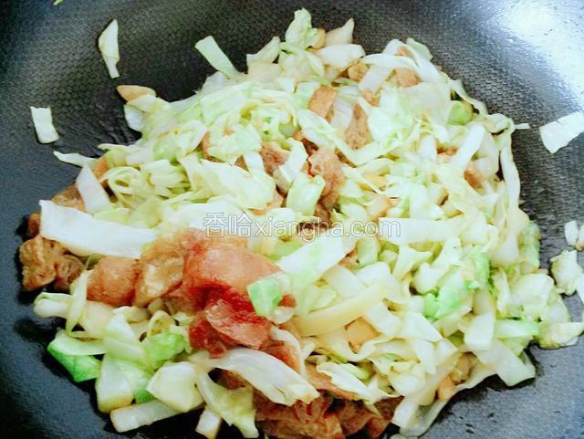 把卷心菜和面筋放入，倒入适量生抽、盐、糖，翻炒均匀即可。